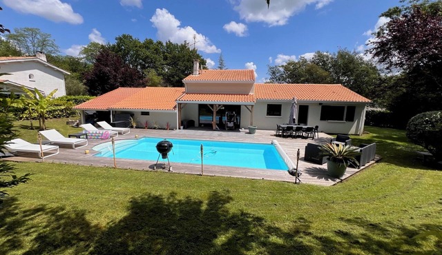 Near the Golf course, modern villa with swimming pool in a private residence