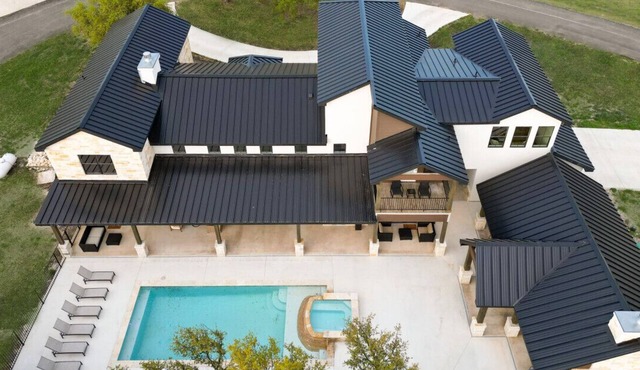 Near Frio~Free Golf~Pool~Hot tub~Two Kitchens~For 30