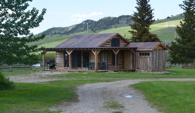 Near glacier park. Perfect setting for outdoor enthusiasts. Family friendly.