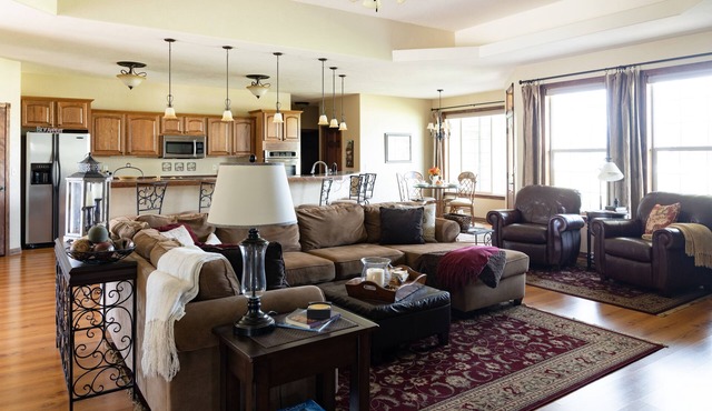 Near Glacier w/2 King beds & views! Exceptionally clean w/lots of amenities!