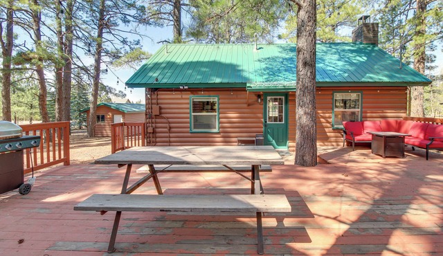 Near Golfing & Hiking: Pinetop Cabin Sleeps 11!