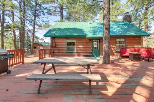 Near Golfing & Hiking: Pinetop Cabin Sleeps 11!