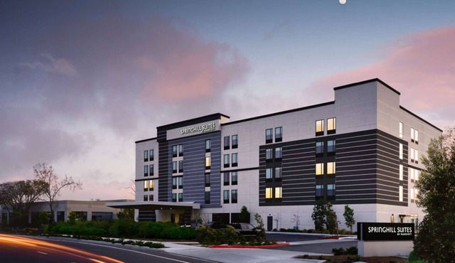 Near Great America Theme Park + Breakfast & Pool