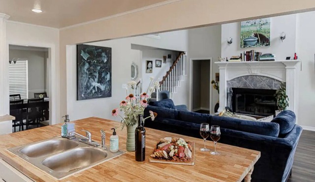 NEAR GUADALUPE RIVER-HOT TUB🛁-25 PRIVATE ACRES- DARK SKY FRIENDLY-SOLAR ECLIPSE