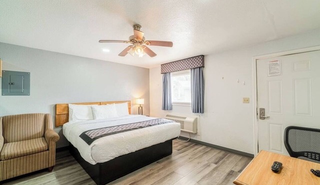 Near Heritage Village & Local Landmarks | Free Parking | King Bed Room