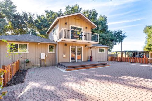 Near Hiking and Golf Cozy Cottage in Morgan Hill!