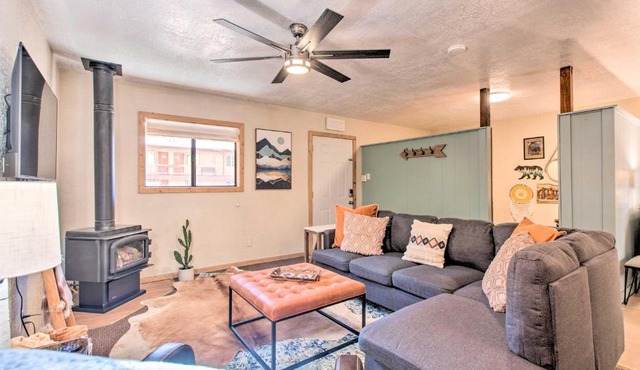 Near Hiking and Main St! Mtn-View Red River Retreat