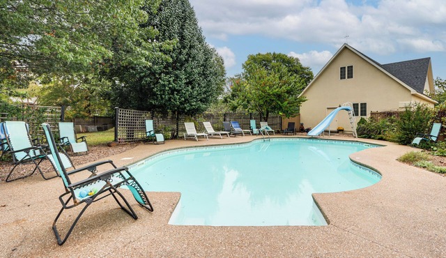 Near Hiking & Biking: Pet-Friendly Rogers Getaway!