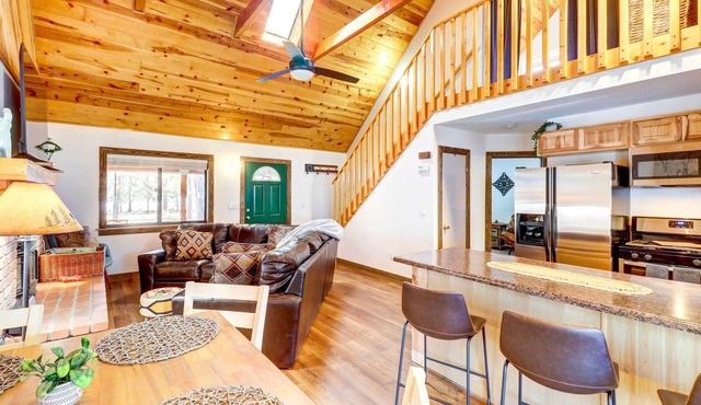 Near Hiking: Cabin w/Hot Tub in Lakeside!
