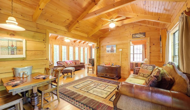 Near Hiking! Couple's Retreat w/Hot Tub in Marion