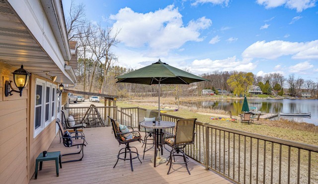 Near Hiking: Lakefront Getaway in Campbellsport!