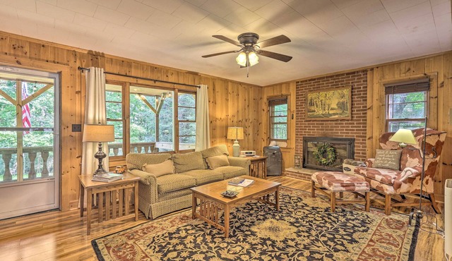 Near Hiking: Roaring Gap Retreat w/Fire Pit!