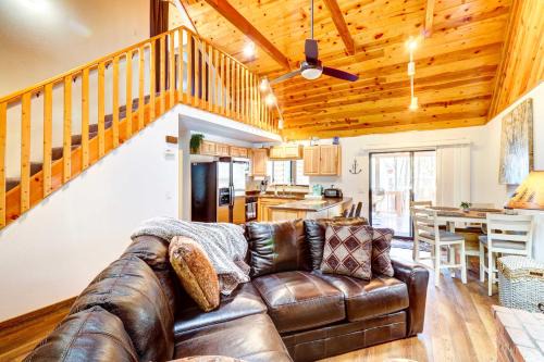 Near Hiking Trails: Wooded Cabin in Lakeside!