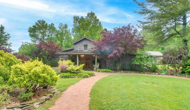 Near Hiking Trails: Spacious Studio in Lawndale