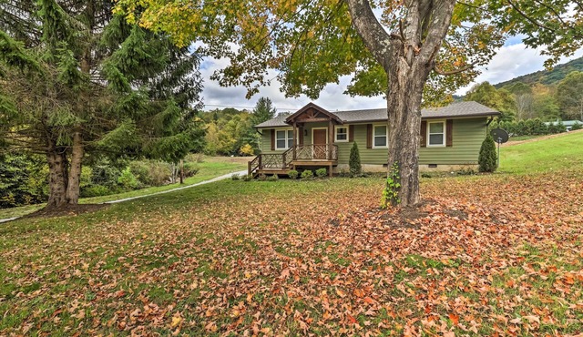 Near Hiking + Wineries! Newland Retreat w/Creek