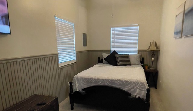 Near Horseshoe Lake,Illinois. Entire guest house w/1 garage & plenty of parking.