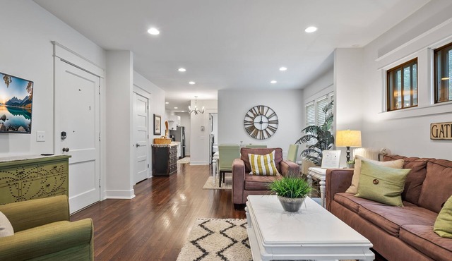 Near hospitals, colleges, event centers! New king bed, love pets & free parking!