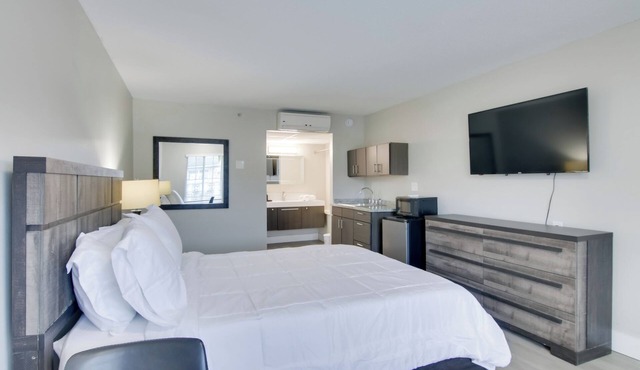 Near Hospitals & Dwtn: Stylish Charlotte Studio