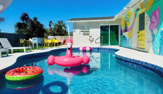 Near IMG! Fun 4BR Pool, Mini Golf, Arcade Games, Fire Pit, Beach Fun!