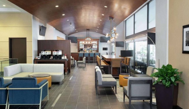 Near Independence Hall + Free Breakfast. Bar. Gym.