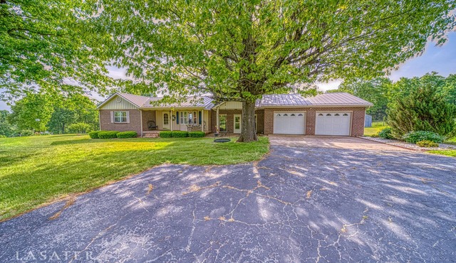 Near it ALL! Huge farmhouse sleeps 8, 5 mins to Buffalo River, Climbing, Hiking