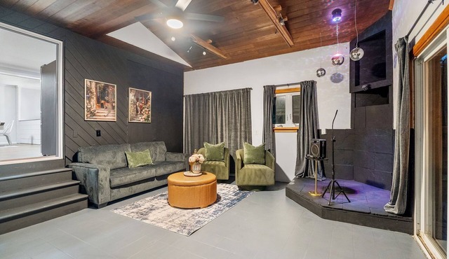 Near Ithaca! Hot Tub! Karaoke Room! Sleeps 8! Dogs ok!