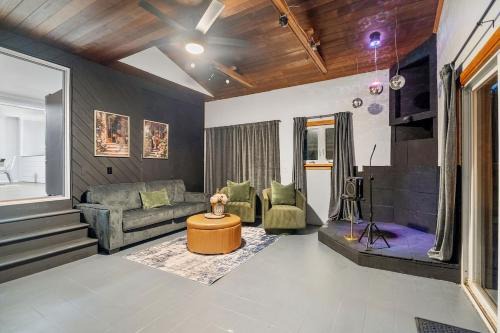 Near Ithaca! Hot Tub! LRG Home! Sleeps 14 Dogs ok!