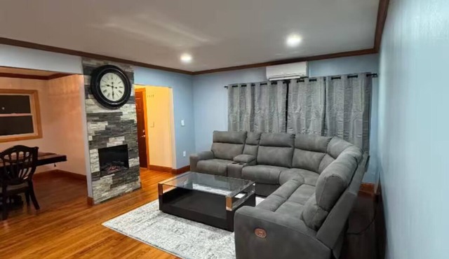 Near JFK, Charming 3-bedroom house in Valley Stream with AC comfort