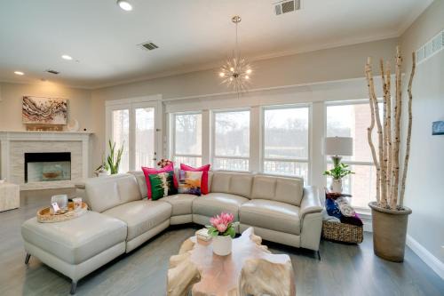 Near Joe Pool Lake! Luxe Getaway with Shared Pool