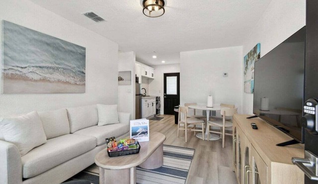 Near Johns Pass | 1 Block from Gulf Shores | Treasure Island