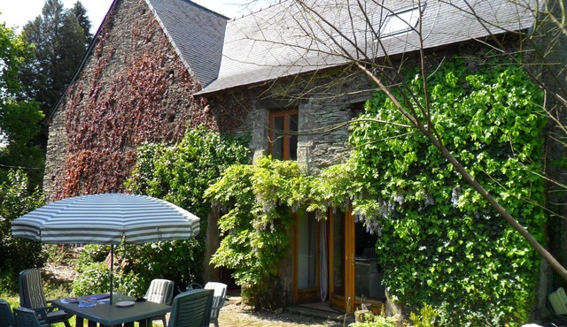 Near Josselin and Ploërmel, spacious, rural farmhouse, large, private gardens