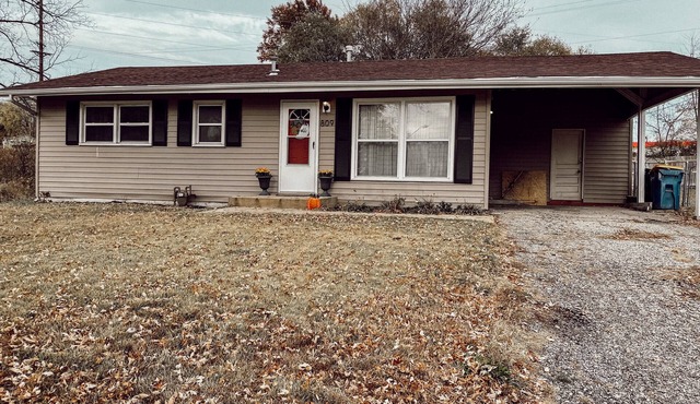 Near Kansas City area cottage with a fire pit! Comfy beds and a stocked kitchen.