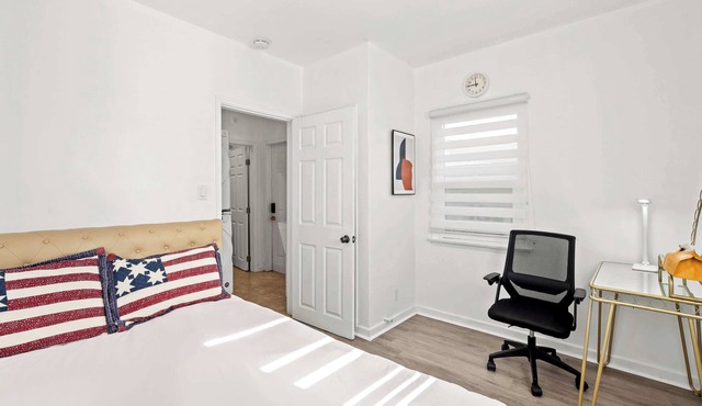 Near LA Cozy Home with Full Kitchen & Laundry