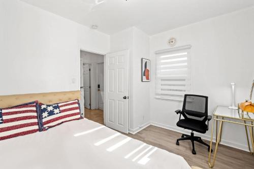 Near LA Cozy Home with Full Kitchen & Laundry