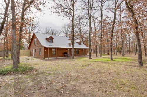 Near Lake Fork: Home w/Fire Pit in Yantis!