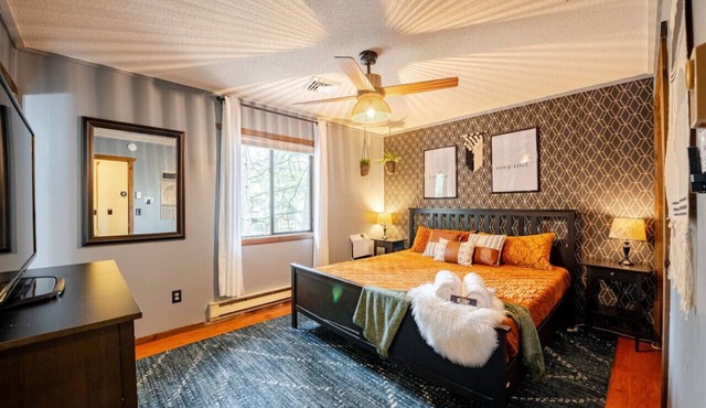 Near Lake, Indoor Pool, Firepit, BBQ, King Bed, Gym, Free Amenities, A/C