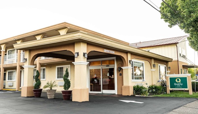 Near Lake Mendocino + Free Breakfast. Pool.