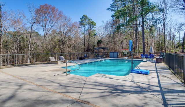 Near Lake Murray: Family Getaway w/Screened Porch