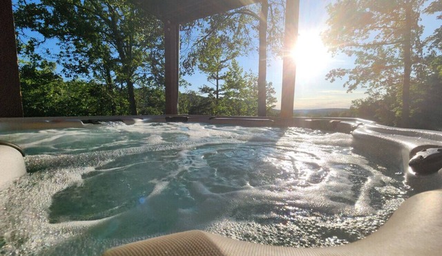 Near Lake/River ~ Hot Tub!