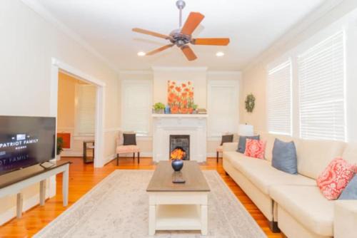 Near Lakebottom Park & Downtown - Parkside Cottage