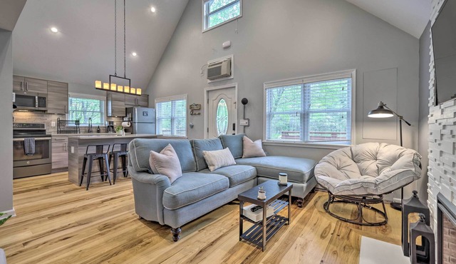 Near Lakes & Resorts: Pet-Friendly Long Pond Abode