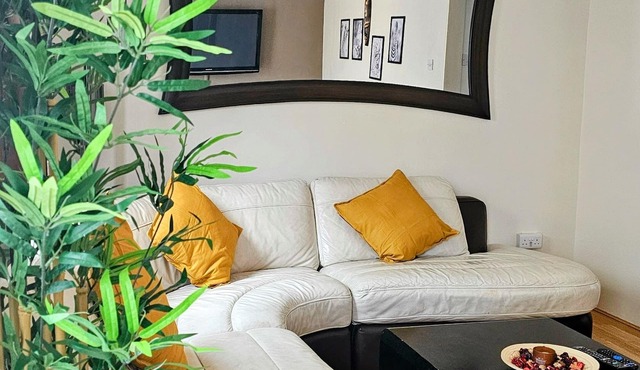 Near Legoland, Windsor, Ascot and Lexicon ! Large house with garden and parking