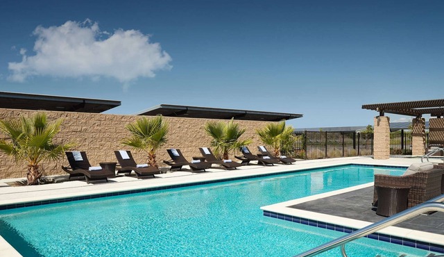 Near Levi’s Stadium + Free Breakfast. Pool. Bar.