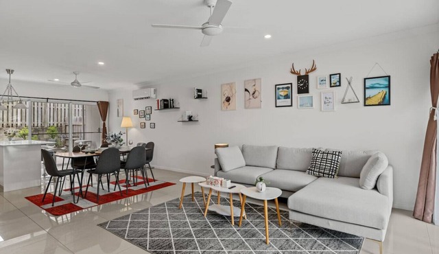 Near Logan Hospital & Train | Relaxing 3BR Escape