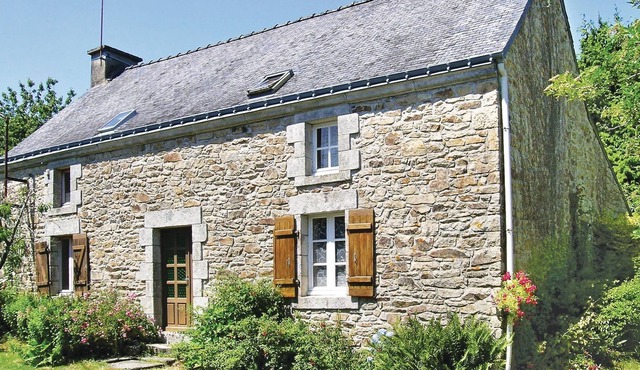 Near Lorient, this comfortable and traditional stone house benefits from a quiet location on the edg