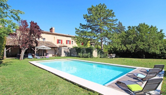 Near Lourmarin – A character village property – Sleeps 10 to 12