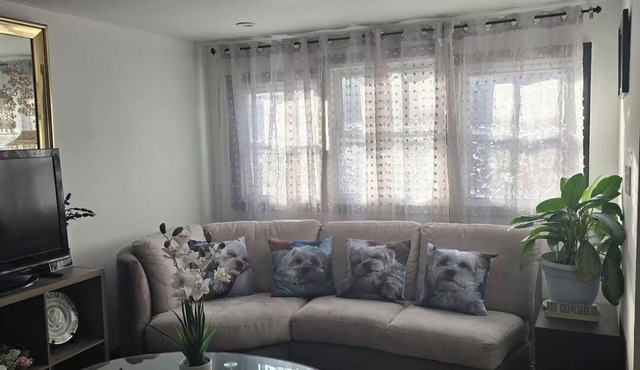 Near Manhattan Queen Bed + Wi-Fi Workspace