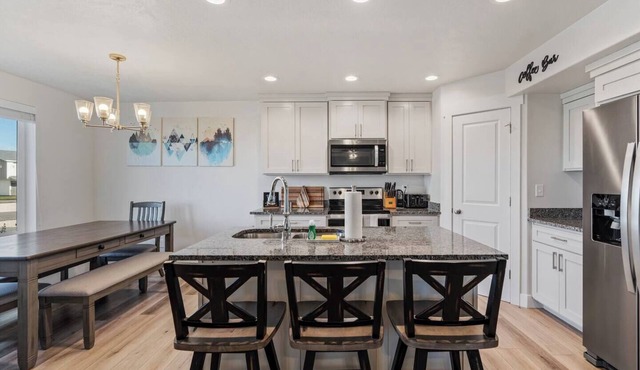 Near Marina, Walk to Shops, Fire Pit, Gaming & AC!