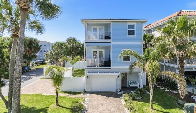 Near Mayo Clinic 2 blocks from ocean 4 BR pet friendly perfect family home.