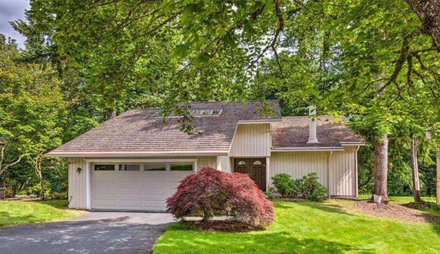 Near Microsoft, Executive Rental, Free Bikes, 4 Bdrm, Pet Friendly!